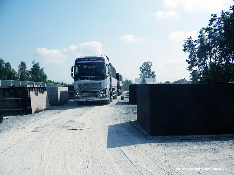 Transport szamb betonowych  w Łobzie